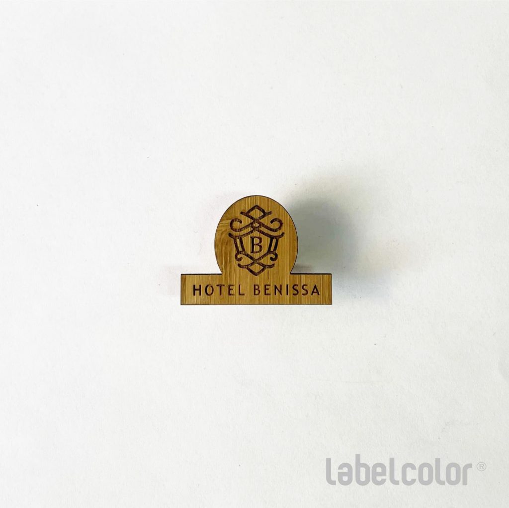 chapa para hotel en madera