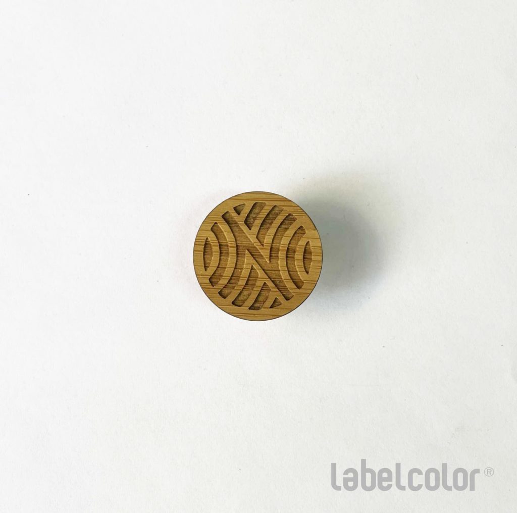 Escudo grabado en madera