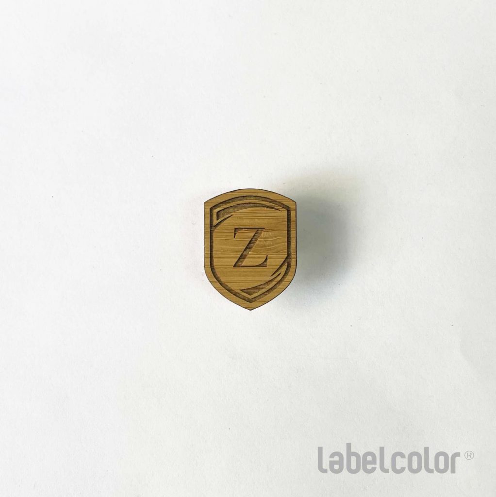 Pin con forma de escudo